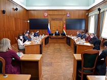 Жители 5 районов пришли на приём к Алиханову 