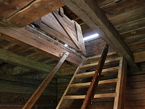 На чердаке дома в Гусеве обнаружены тела 18-летней девушки и 19-летнего парня