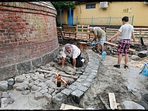 В Мамоново восстанавливают старинную немецкую брусчатку