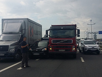 На Приморском кольце грузовики зажали легковую машину (фото)