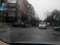В Калининграде на перекрестке не разъехались две легковушки