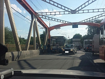 На мосту на Киевской в Калининграде столкнулись пассажирский автобус и грузовик