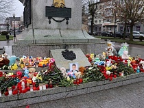 «Боль в сердцах каждого»: у портрета убитого 7-летнего мальчика выросла гора цветов