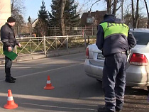 Водитель «Фольксвагена» наехала на ребёнка из-за солнца (видео)