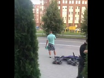 На Артиллерийской человек опрокидывал и пинал самокаты