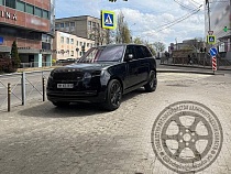 В Калининграде на тротуаре встал элитный Range Rover за 17 млн рублей