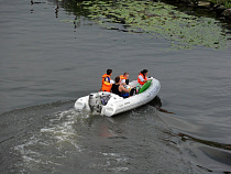 В Матросово детей возят в школу и детсад на несертифицированной лодке