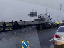 «Взорвалось колесо»: на окружной Калининграда две машины в отбойнике 