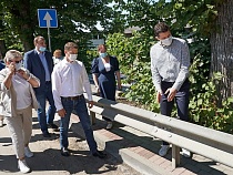 Пешеходы жалуются на чудо-отбойники на новой дороге в Янтарном   