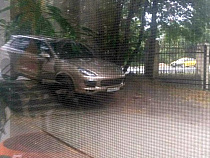 На Суворова «Порше» застрял на лестнице при въезде во двор (карта)