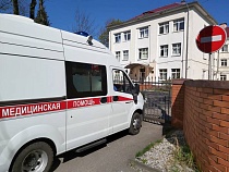 Разъярившаяся девушка из Волочаевского столкнула с лестницы соседку