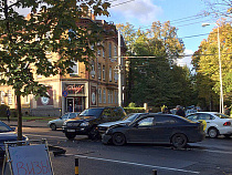 На проспекте Мира в Калининграде столкнулись сразу три автомобиля