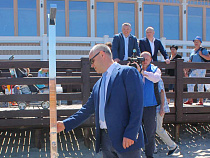 Пляжный душ отказался работать на глазах у Гарри Гольдмана