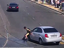 Мальчик на роликах протаранил автомобиль в Калининграде (видео)