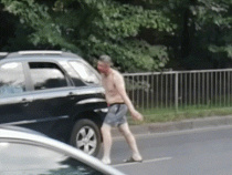 Полуголого мужчину с ножом повязали на проезжей части