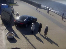 В Зеленоградске BMW выехал на променад, распугивая отдыхающих (видео)