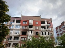 Из дома с горящей квартирой в Калининграде вывели человека в наручниках 