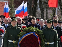 Алиханов пообещал поддержку семьям военных, где «ребята» погибли и ранены 