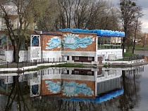 Владельца кафе «Причал» на Верхнем озере попросят подвинуться у тротуара