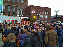 «На колени они нас не поставят»: как предприниматели Центрального рынка с властью встречались