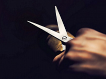 Сожитель хотел убить подругу маникюрными ножницами