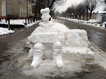 В Черняховске умелец вылепил снежного баяниста