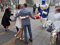 В центре Зеленоградска люди станцевали с белым медведем