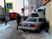 19-летний на «Ауди» разрушил аптеку в Гурьевске 