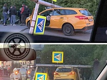 Жёлтый «Форд» разрушил дорожный порядок на Московском проспекте