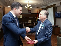 Алиханов вручил орден Дружбы основателю холдинга «Автотор» Щербакову