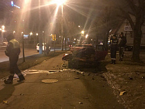 На Московском проспекте «Ауди» разнес ящик с песком и врезалось в дерево 