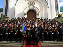 Калининградским приставам вручили знамя на площади Победы