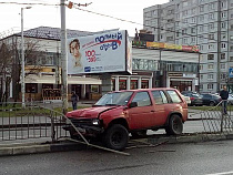 В Калининграде Jeep разворотил ограждение между полосами