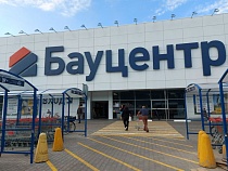 Житель Хабаровска стащил в «Бауцентре» в Калининграде новогоднюю ель