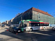 В ехавшем на красный троллейбусе «Калининград-ГорТранса» ранен пассажир 