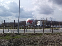 В Зеленоградске установили шестиметровый футбольный мяч (фото)