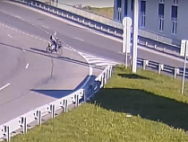Велосипедист на скорости врезался в ограждение Второй эстакады (видео)