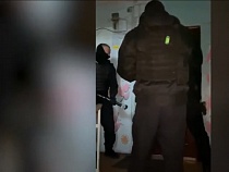 Калининградские силовики взяли штурмом квартиру наркоторговцев