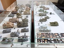 Участник СВО из таможни передал в КОИХМ модели военной техники