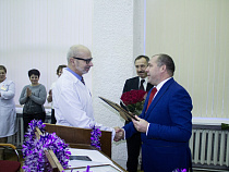 Олег Болычев поздравил врачей ЦГКБ с 33-летием и наступающим Новым годом!
