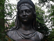 В Зеленоградске к королеве Луизе хотят подселить девять Муз