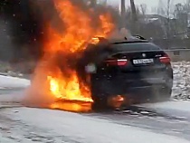 В Советске вспыхнул и сгорел элитный БМВ