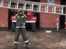 Пожарный из Черняховска публично качался неподъёмной лестницей