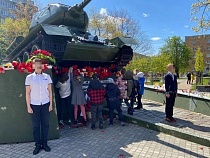 Перед 9 Мая в Калининграде сбросили и переломали цветы с танка Т-34