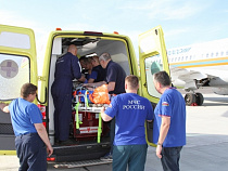 В Калининград спецборотом МЧС доставили тяжелобольного ребенка из Краснодара