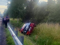 Под Неманом машина со спящим водителем поехала в кювет 