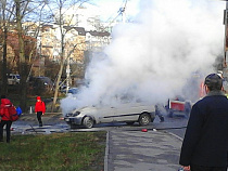 В Калининграде микроавтобус загорелся прямо во время движения