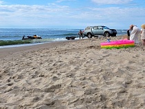 В Янтарном автомобили устроили загорающим пляжный ад