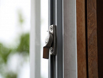  В Светлогорске рецидивист отжал стеклопакет и заодно 22 тыс. рублей