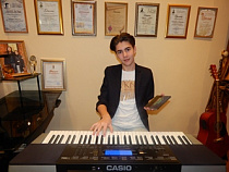 Калининградский пианист получил синтезатор от Дмитрия Маликова